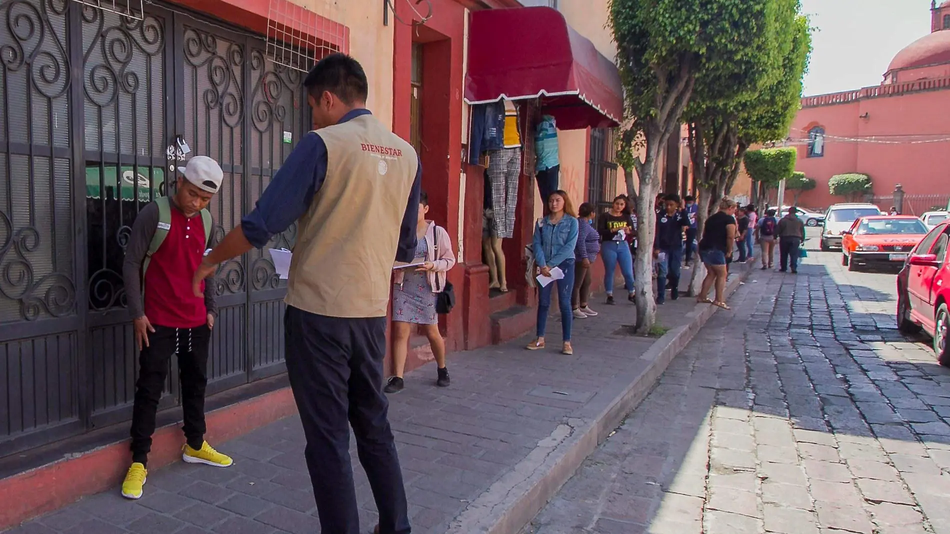 Estudiantes reciben apoyo econ_mico bimestral.  Archivo  El Sol de San Juan del R_o.